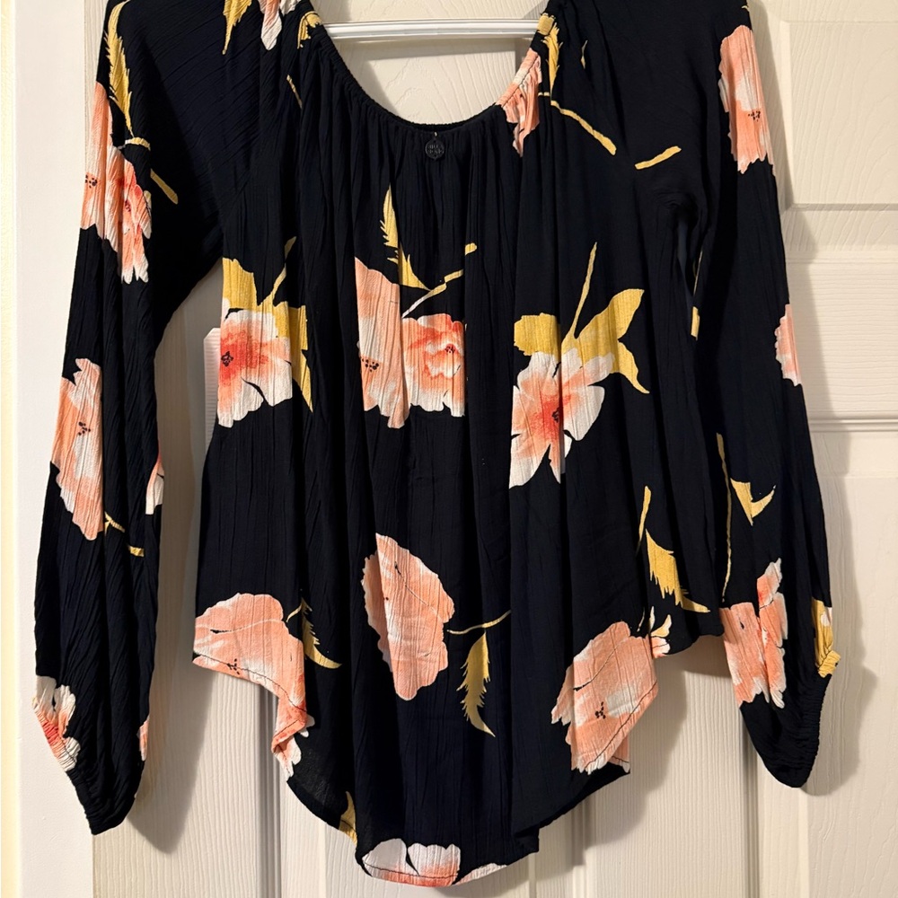 Billabong Black Blouse with feminine Floral Design off shoulder small new